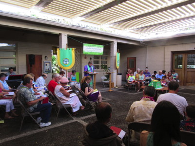 Outdoor worship in the shade of the Hörmann Courtyard