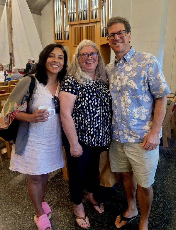 Ayesha Nibbe and David Henken talk with long-time member Pam Buckley, who was visiting from her new home in Wyoming..