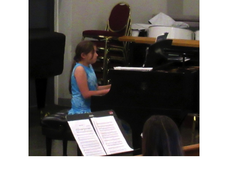 A girl played “Vivace” by Ferdinando Carulli and “Minuet in G minor” by J.S. Bach on the piano.