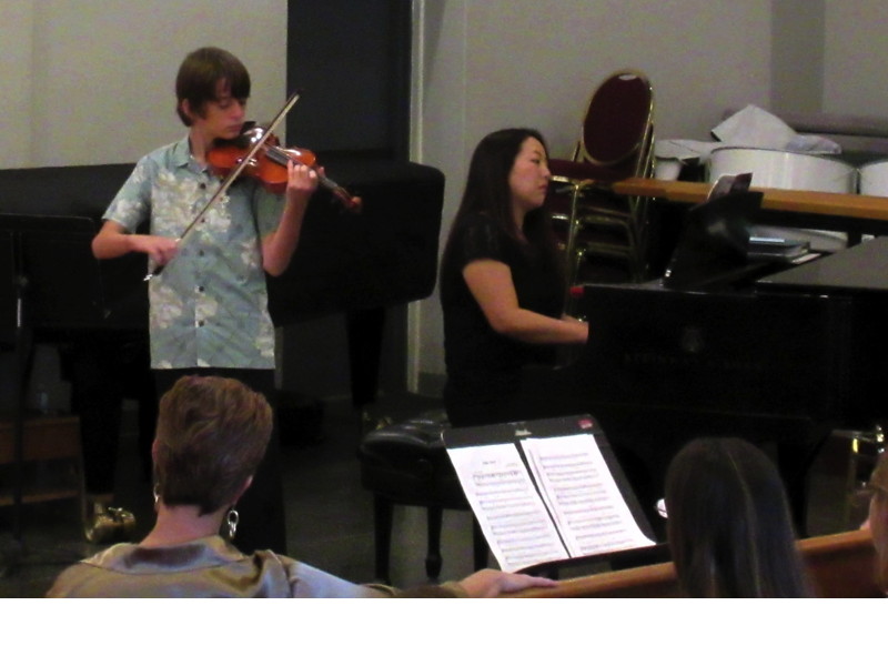 A boy played “Sicilienne and Rigaudon” by Fritz Kreisler on the violin.